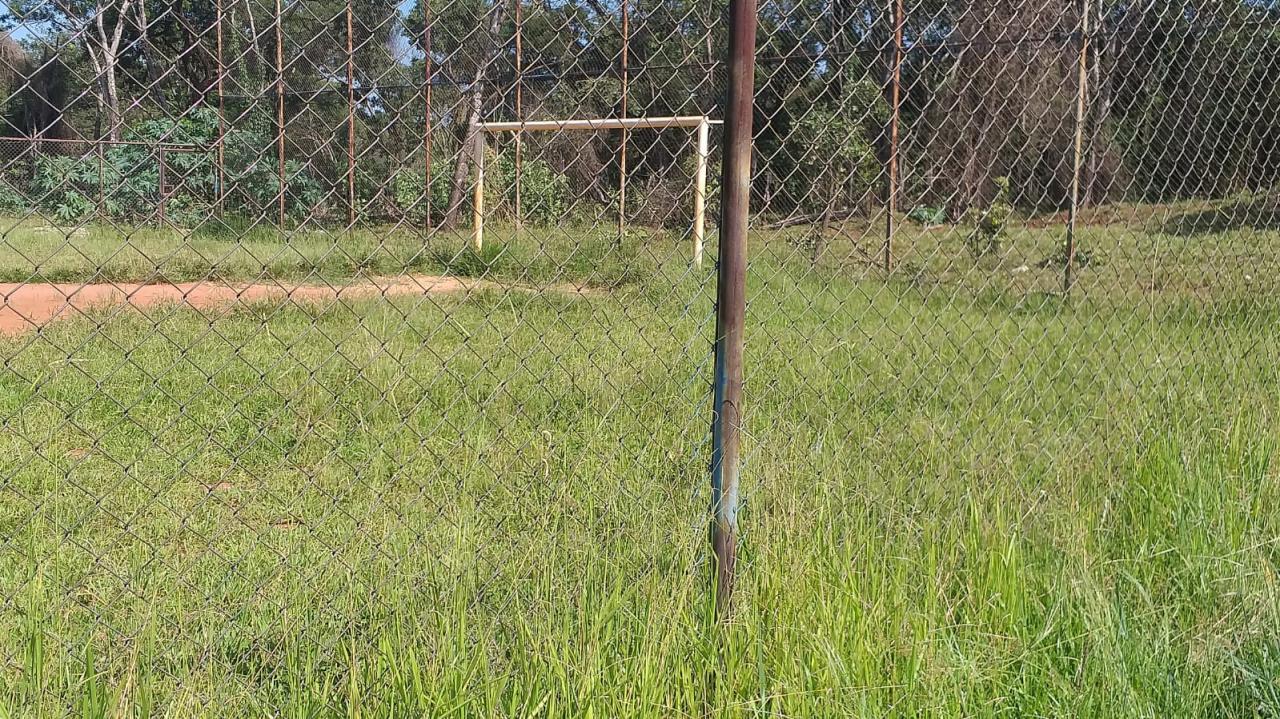 Foto 19 de 21 — Mato toma conta de praça no Maria Luiza; Prefeitura não tem prazo para zeladoria no bairro